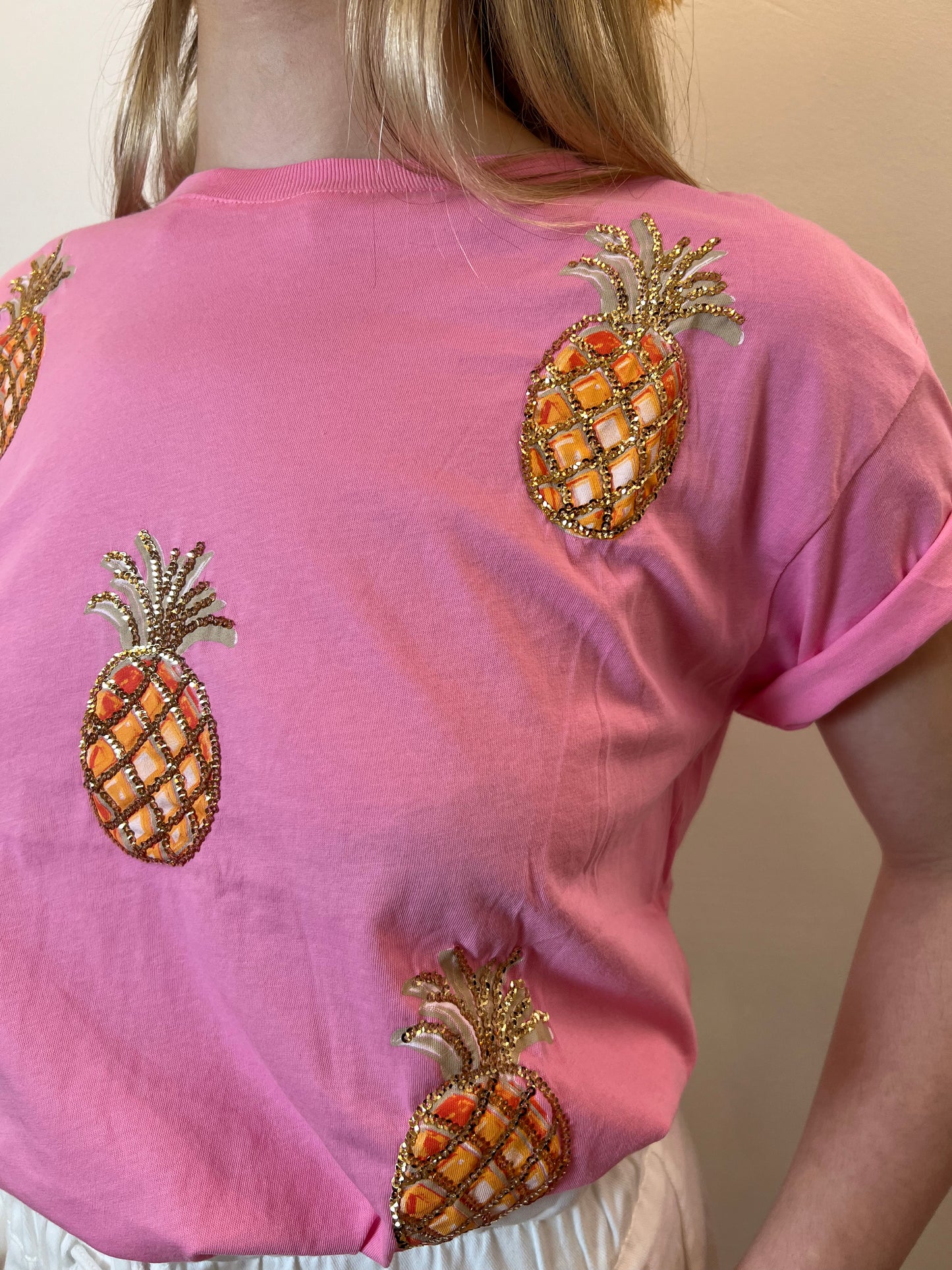 PINEAPPLE IN PINK T-SHIRT